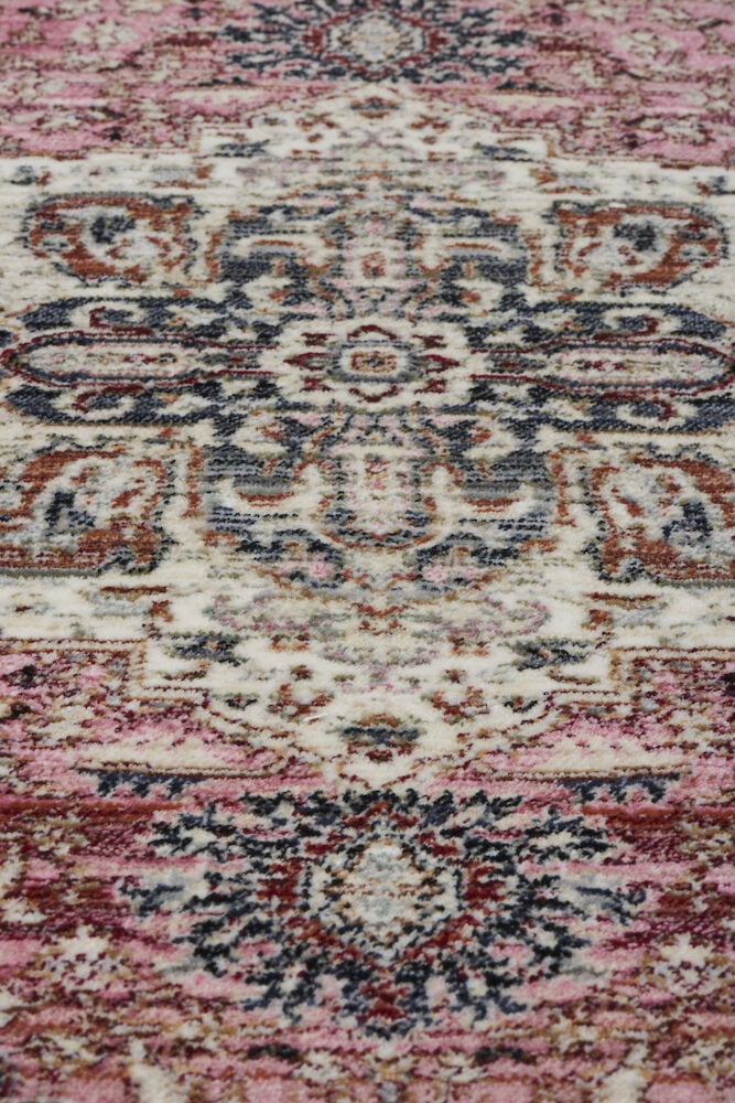 Orientalisk multifärgad gångmatta i polypropenmaterial.