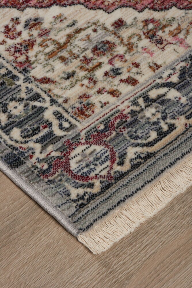 Hörn av multifärgad gångmatta med orientaliskt mönster.