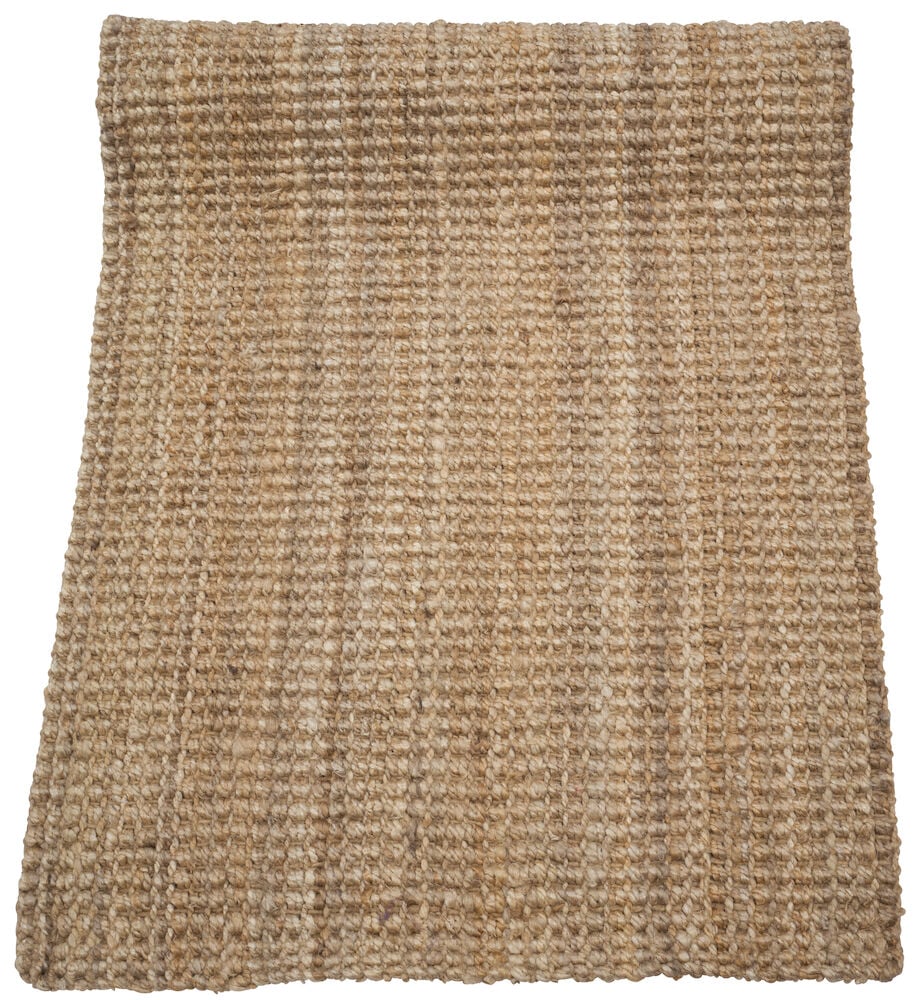 Håndvevd sandfarget jute løper på lys bakgrunn.