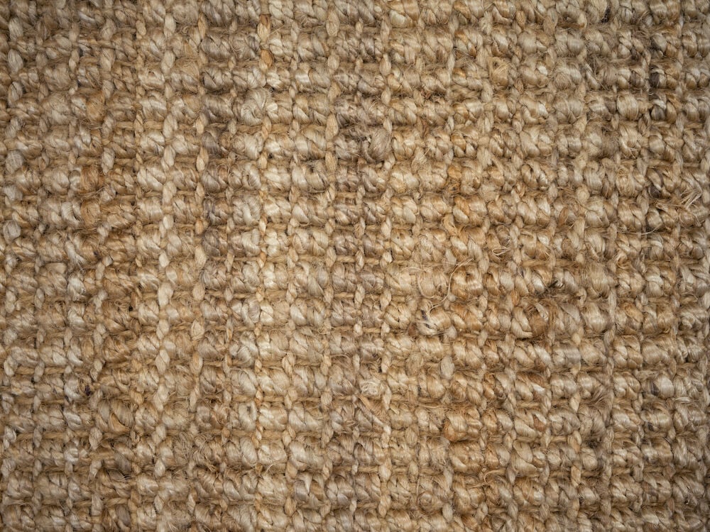 Handvävd sandfärgad jutematta med naturlig struktur.
