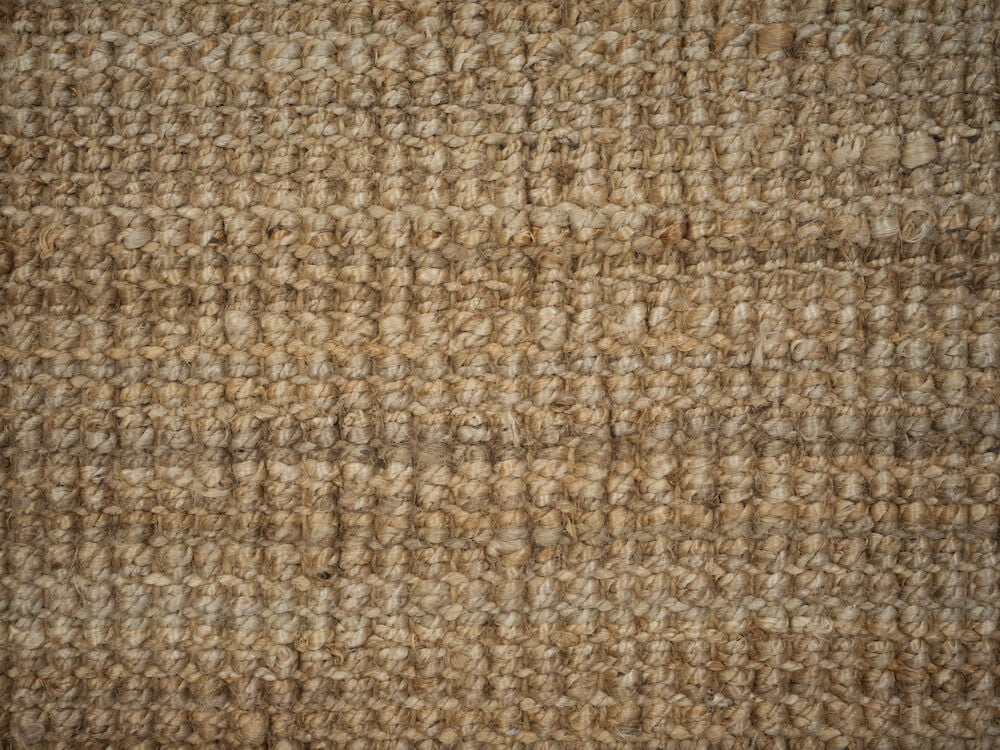 Handvävd gångmatta i sandfärgad jute närbild.