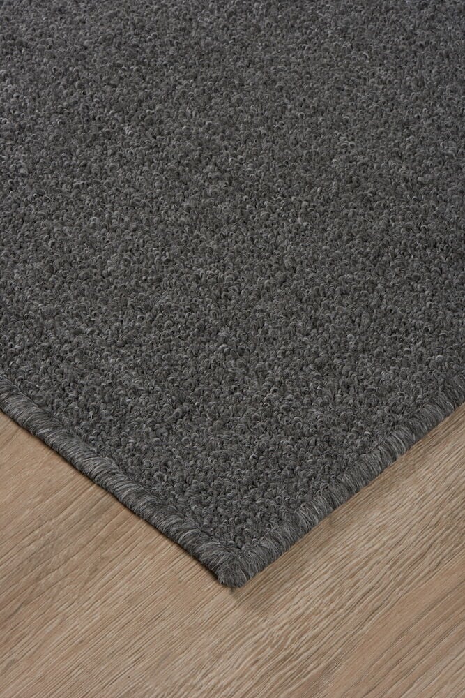 Grå gångmatta i polypropen på trägolv.