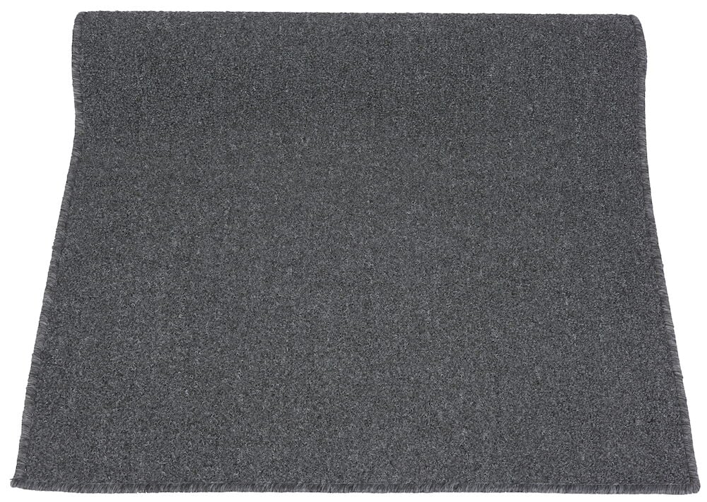 Harmaa tuftattu käytävämatto kumisella taustalla.