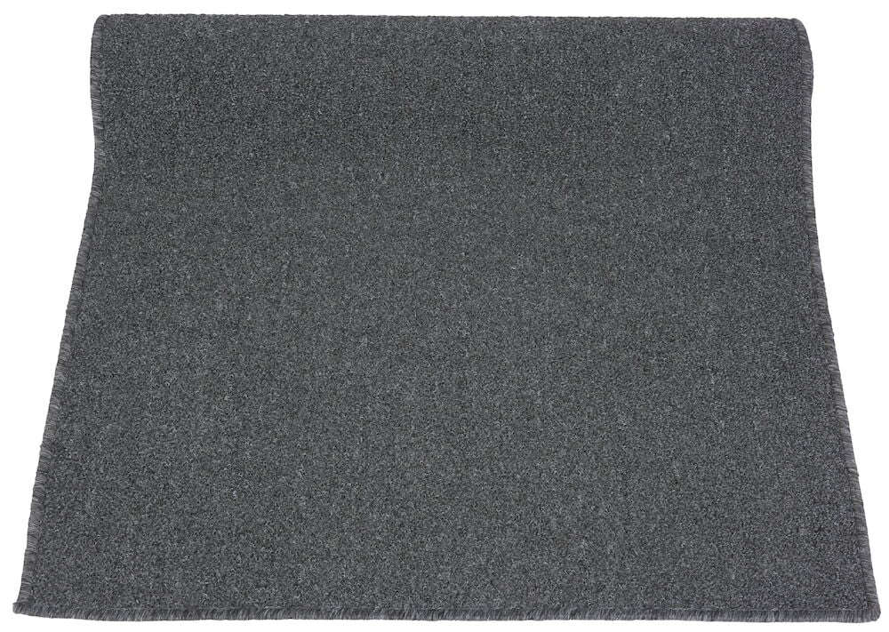 Harmaa tuftattu käytävämatto synteettisestä materiaalista valkoisella taustalla.