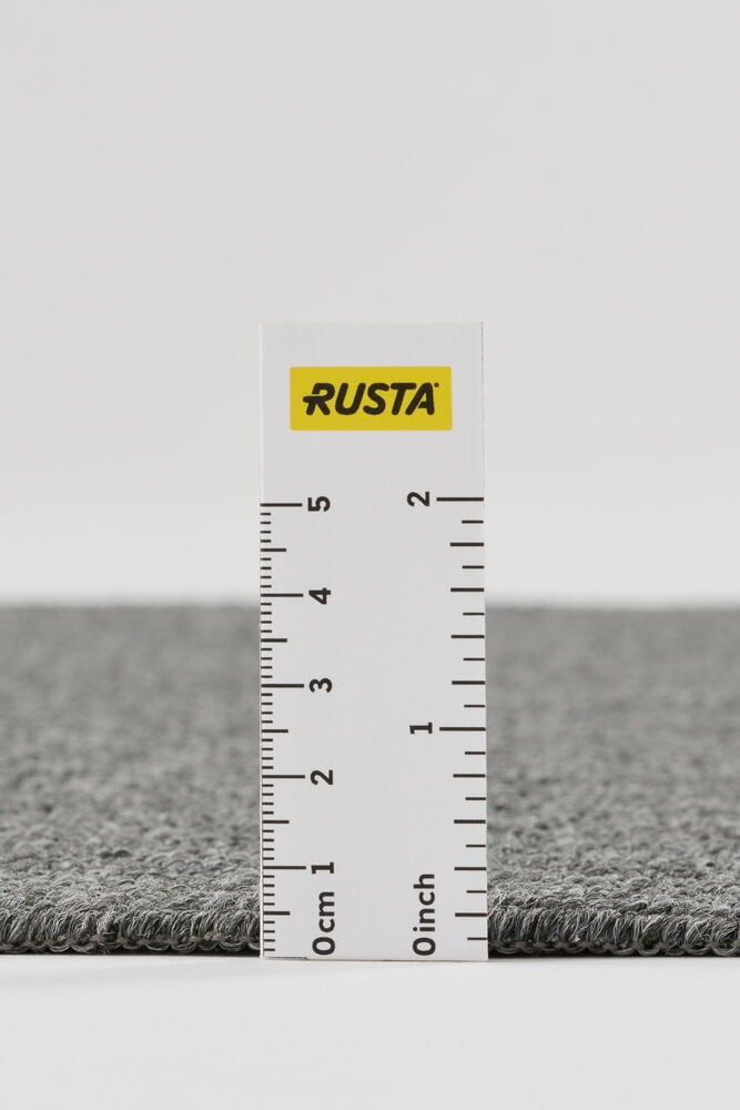 Närbild från sidan av en texturerad Grå Polypropen Gångmatta Anya med linjal för skala.