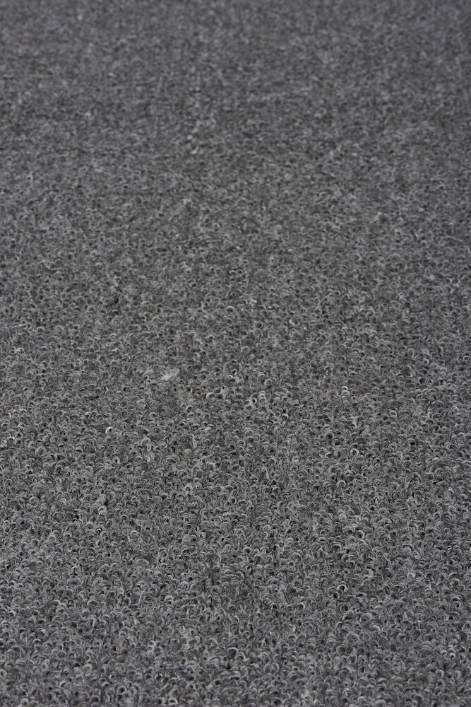 Harmaa pitkä käytävämatto polypropeenista huoneessa.