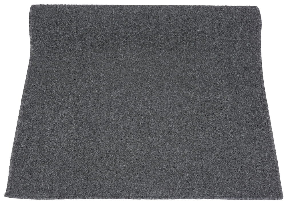 Pitkä harmaa käytävämatto tuftatulla pinnalla.