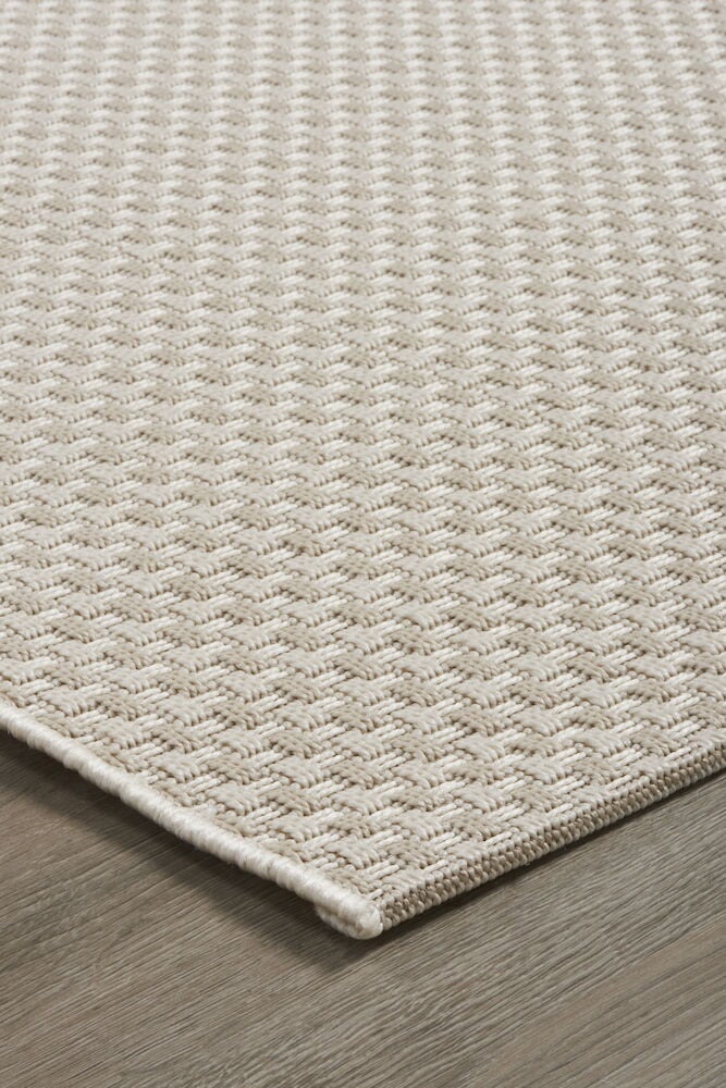 Kermanvärinen käytävämatto, jossa hillitty sisal-ilme lattiassa.