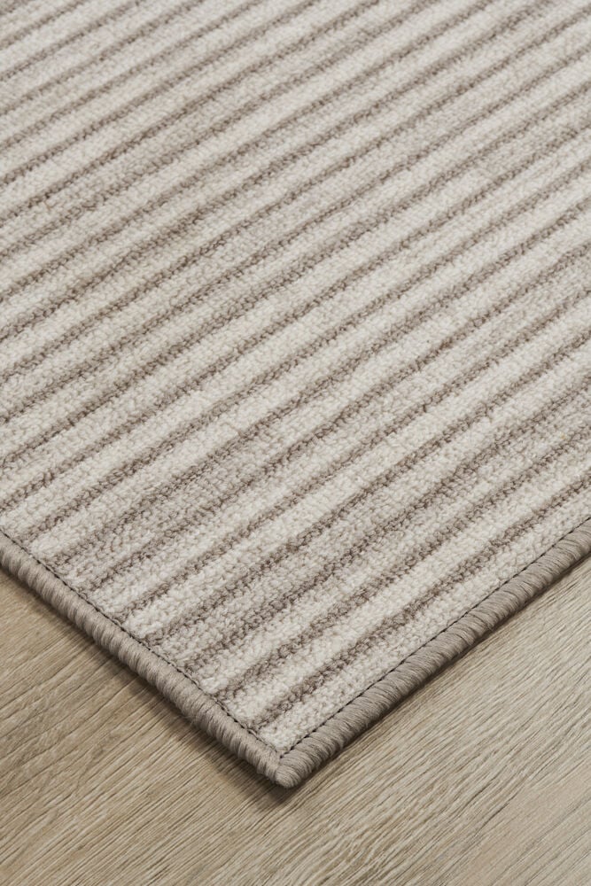 Beige gångmatta med grafiskt randigt mönster.