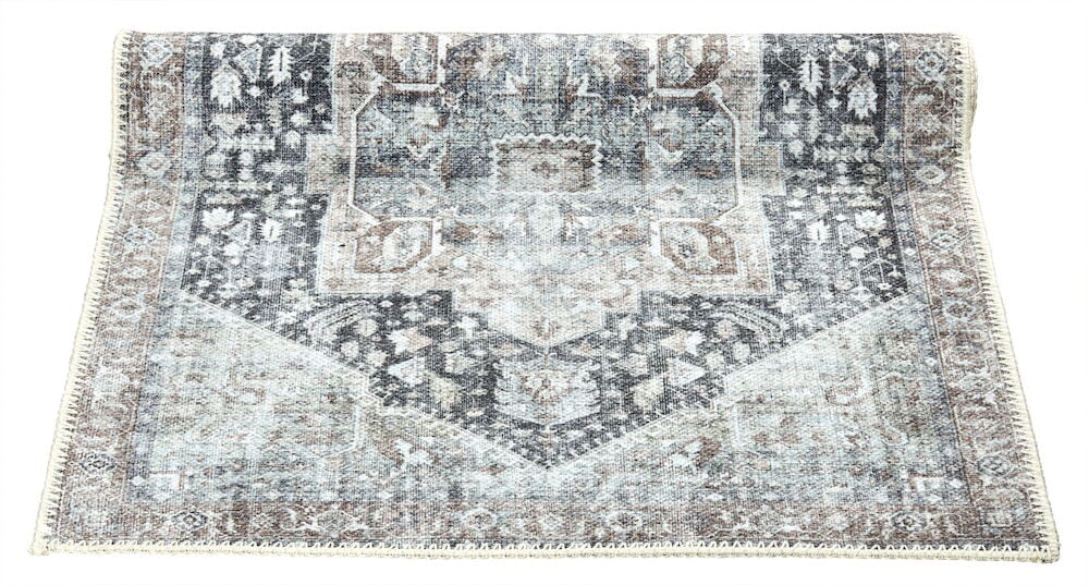 Suorakulmainen monivärinen käytävämatto modernilla kuviolla.