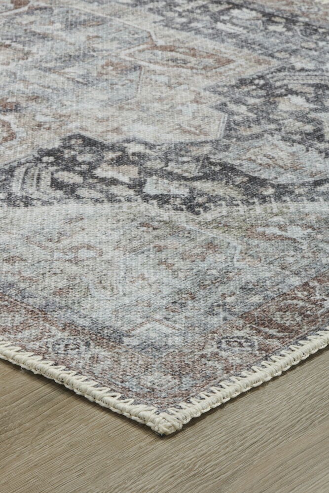 Monivärinen suorakaiteen muotoinen käytävämatto puulattialla.