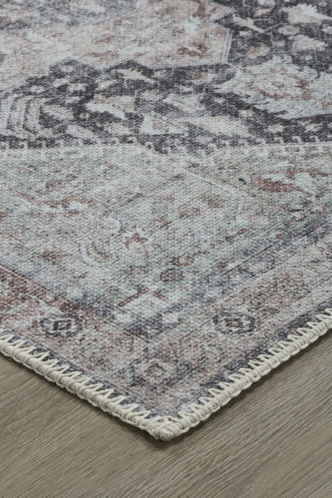 Hörnet av multifärgad polyester gångmatta på golv.