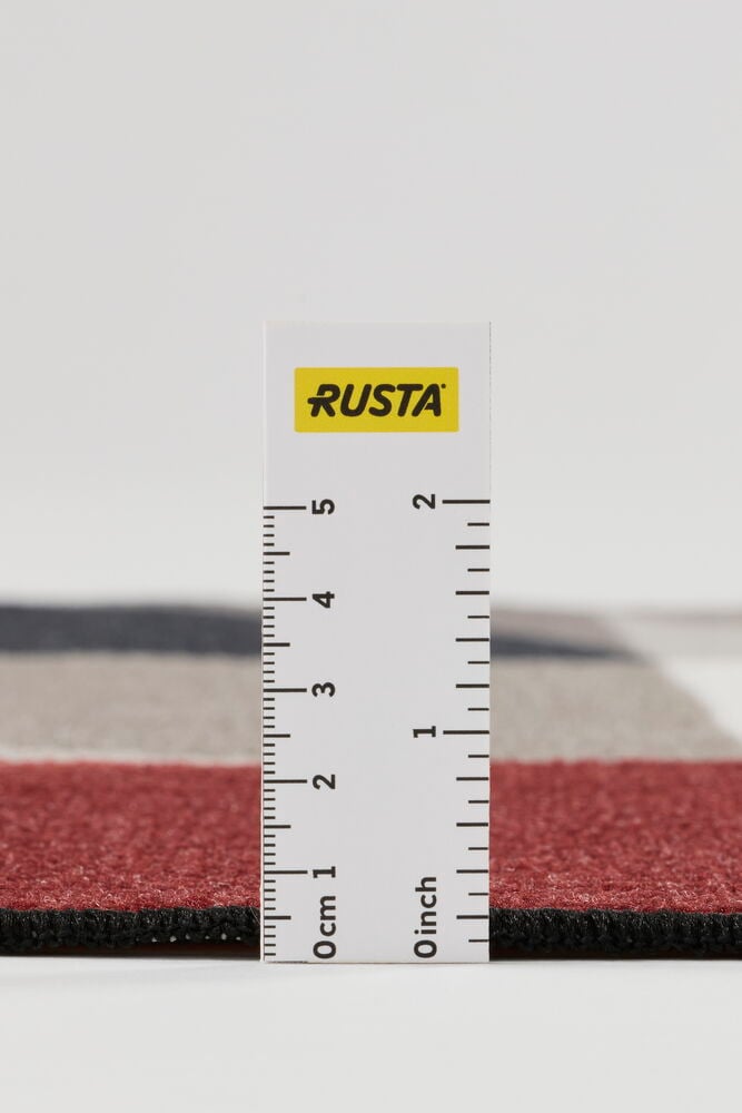 Flerfarget Polyamid Gangteppe Fia med røde, grå, hvite striper; nærbilde viser tykkelse målt med linjal.