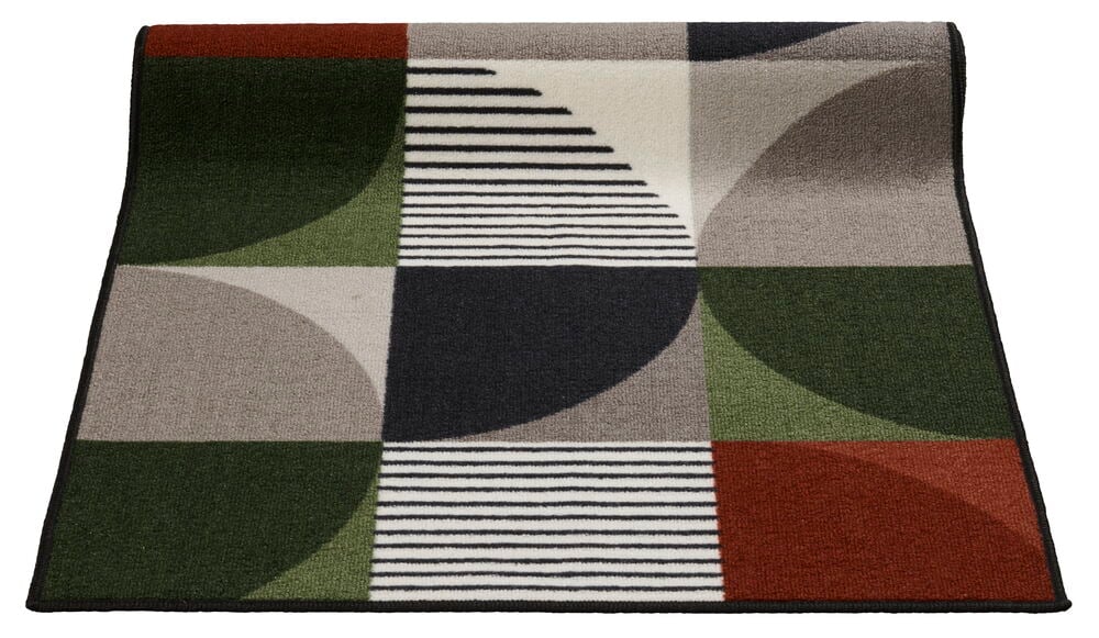 Monivärinen käytävämatto, jossa abstrakti geometrinen kuviointi.