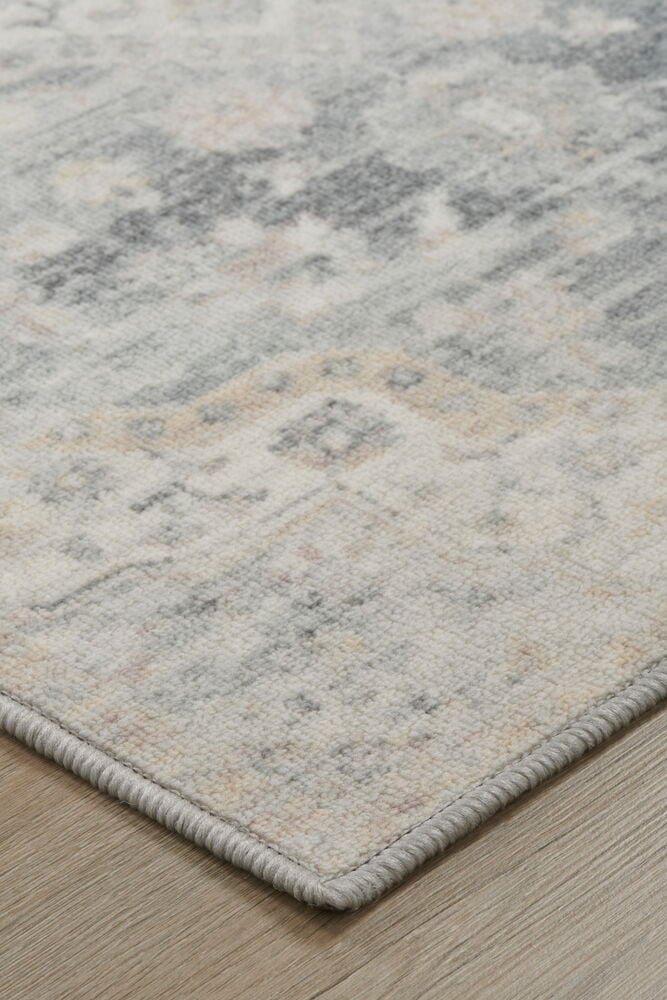 Harmaa käytävämatto, jossa itämainen kuvio puulattialla.