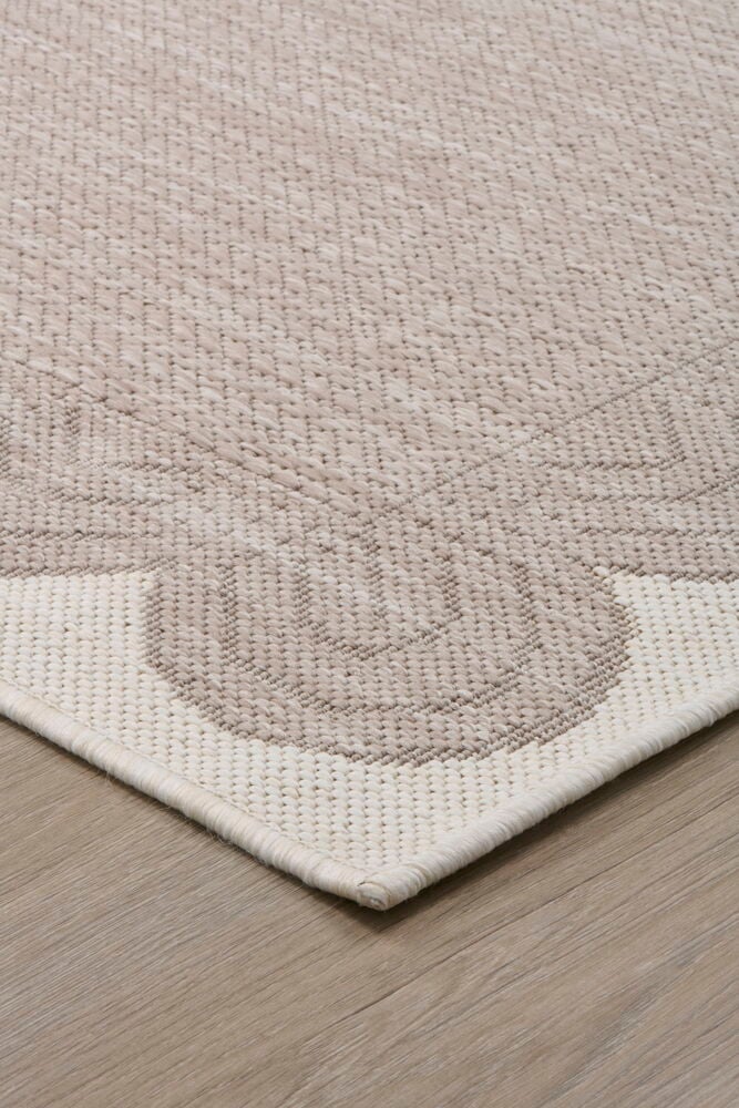 Beige slätvävd gångmatta på ljust trägolv.