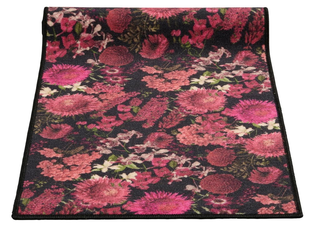 Matto, jossa on vaaleanpunaisia ja punaisia kukkia mustalla taustalla.