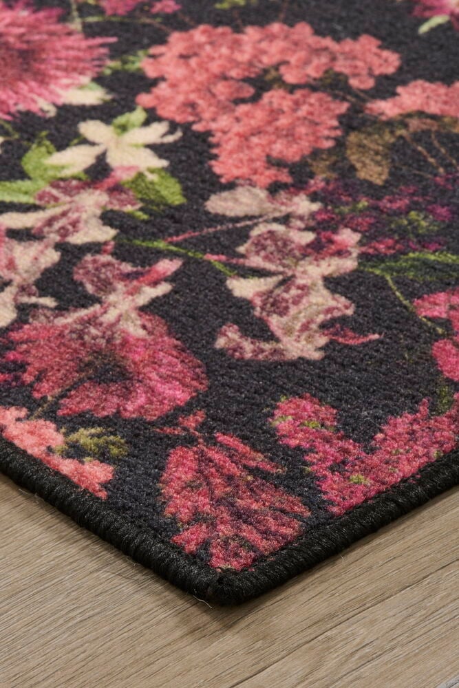 Hörnet av matta med färgglatt blommönster.