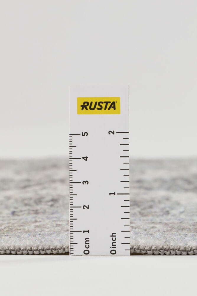 Käytävämatto Carina, monivärinen polyamidimatto, mitataan paksuudesta valkoisella RUSTA-viivaimella lähikuvassa.
