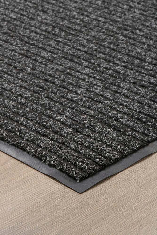 Tummanharmaa ovimatto, jossa on kumireuna lattialla.