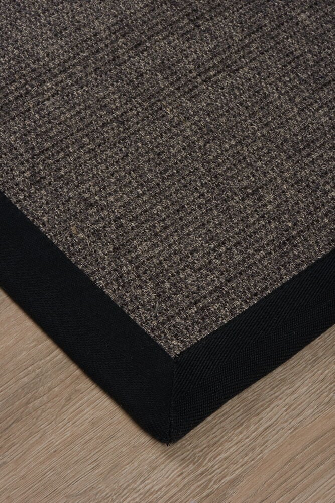 Musta sisalinen ovimatto, klassinen reuna.