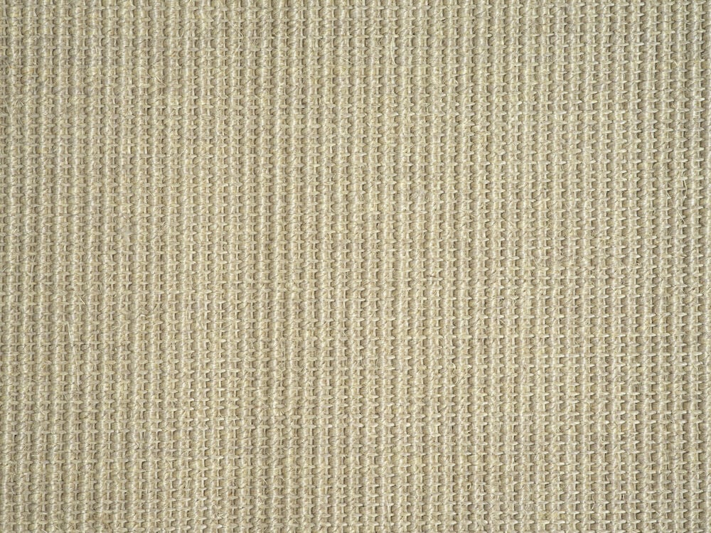 Beige dörrmatta av sisal med ränder.