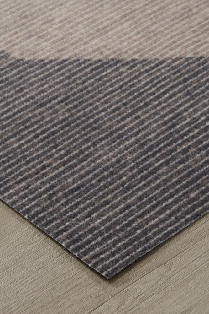 Beige ovimatto kierrätetystä polyesteristä puulattialla.