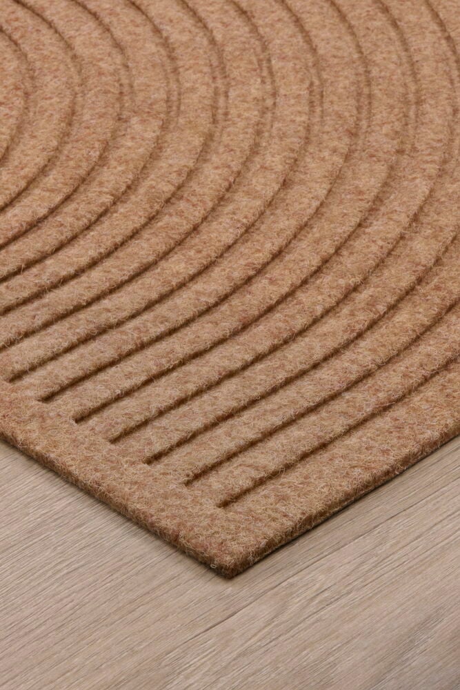 Hiekkavärinen puoliympyrän muotoinen ovimatto kuvioidulla rakenteella.