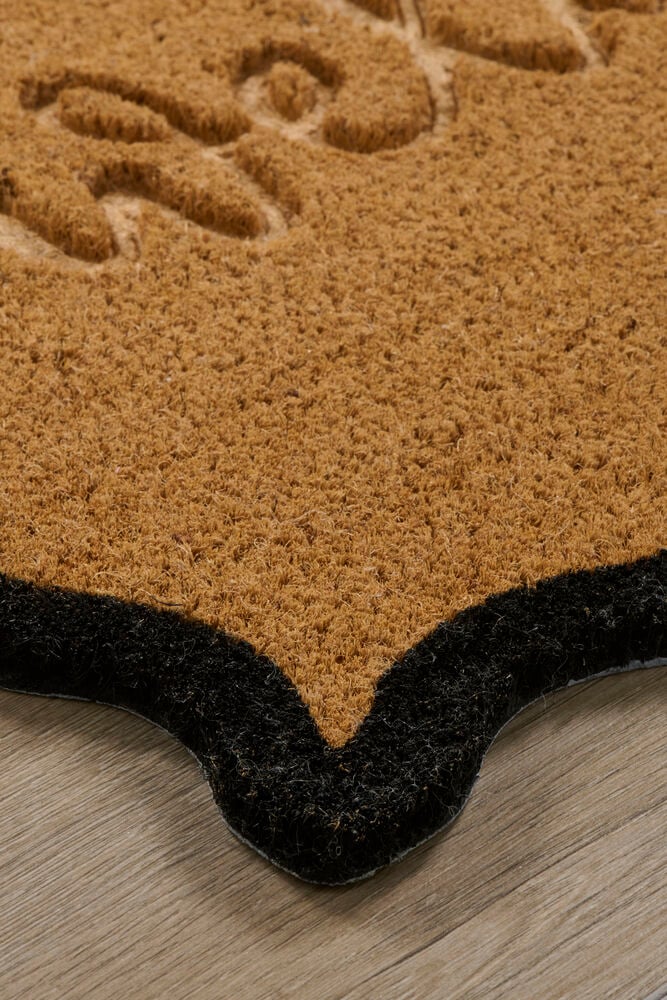 Musta kookoskuitumatto koristeellisella kuviolla.