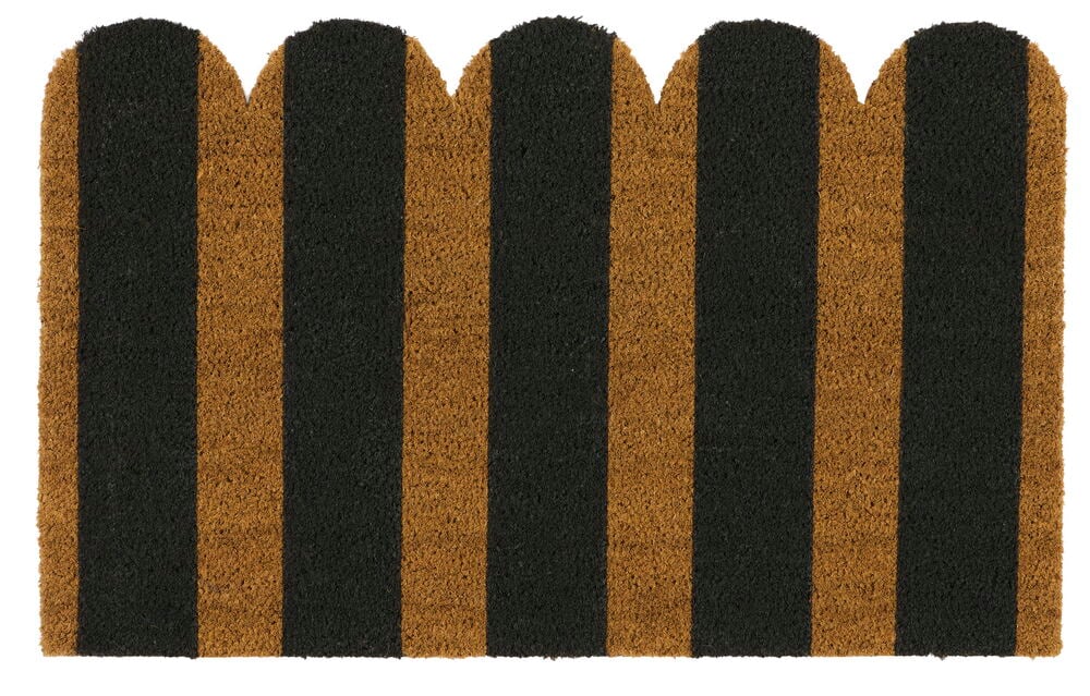 Kookoskuituinen ovimatto, jossa tummanharmaat ja ruskeat raidat.