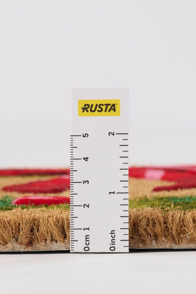 Natur Kokosfaser Fußmatte mit rot-grünem Design, mit Lineal gemessen ca. 2,5-3 cm dick.
