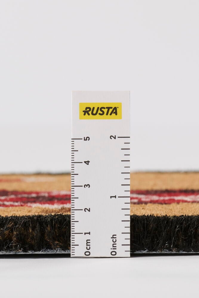 Natur Kokosfaser Fußmatte, beige mit roten und dunkelbraunen Streifen, Seitenansicht, etwa 2 cm dick.