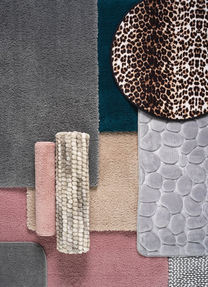 Flera badrumsmattor i olika färger och mönster.