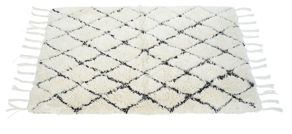 Vit badrumsmatta med svart rutmönster och fransar.