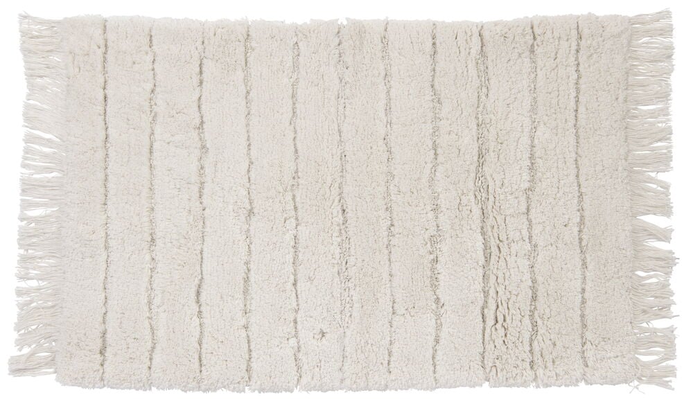 Kermanvalkoinen kylpyhuonematto, jossa on hapsut ja hillitty raidallinen kuvio.