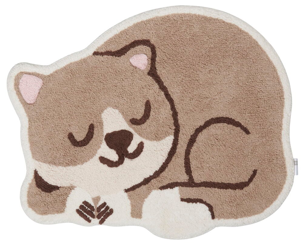Beige kylpyhuonematto, joka on muotoiltu nukkuvaksi kissaksi.