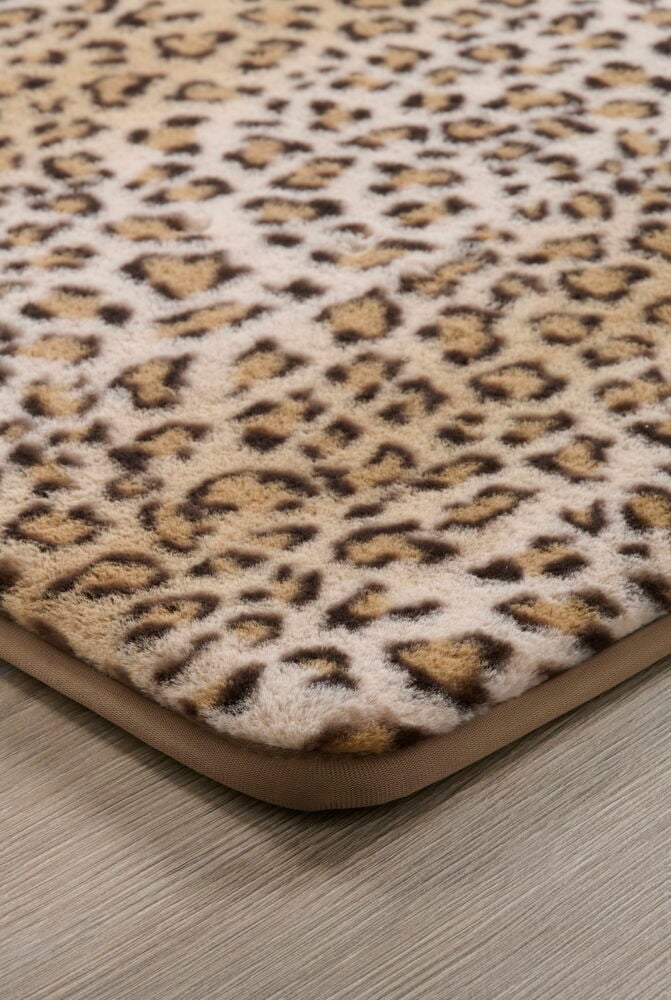 Leopardikuvioitu kylpyhuonematto beige- ja ruskeasävyissä.