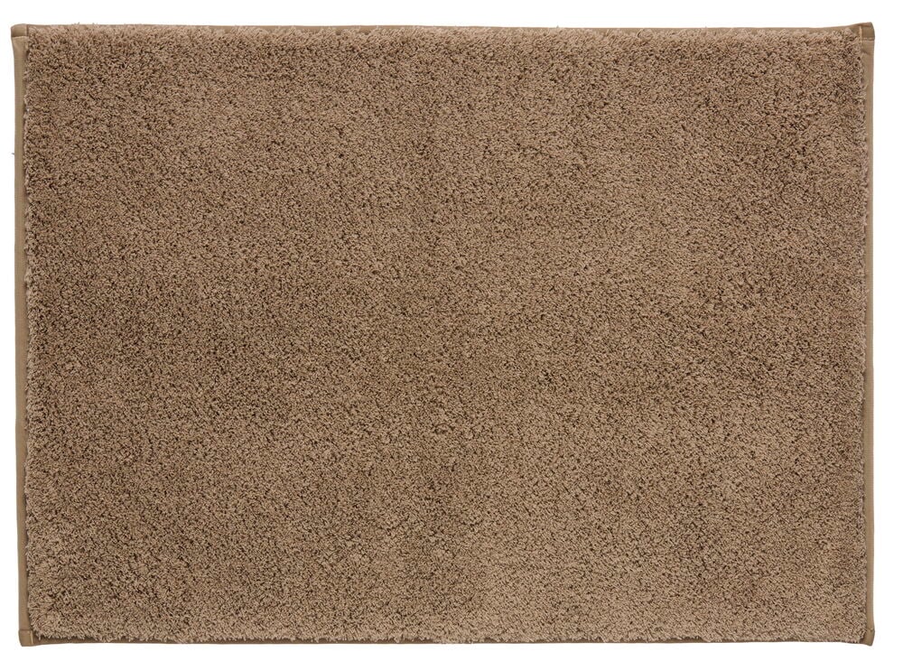 En rektangulær beige polyestermatt med lodden tekstur og kantbånd.