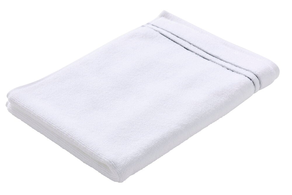 Hvit brettet håndkle med to mørke parallelle striper på den ene kanten.