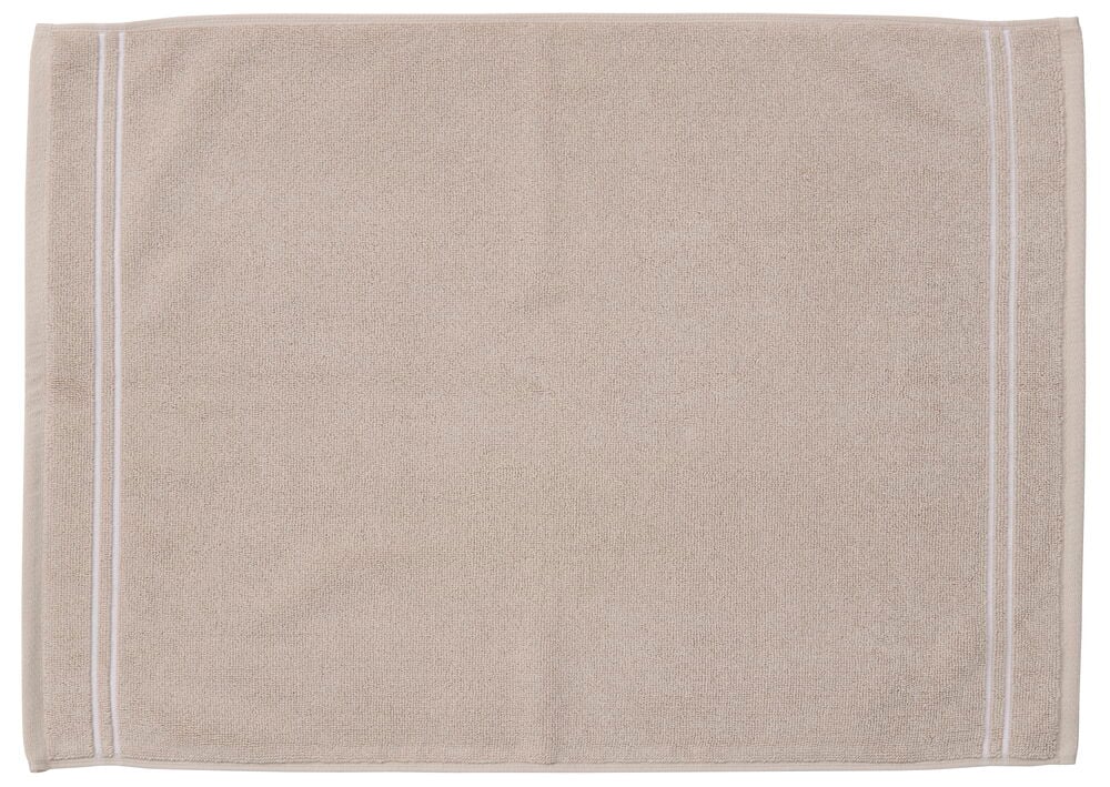 Beige håndkle med to hvite striper på hver kortside, sett ovenfra.