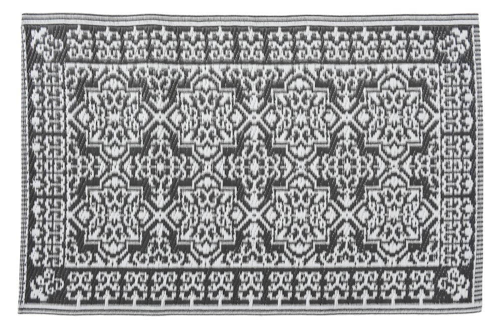 Svartvit bastmatta med dekorativt mönster.