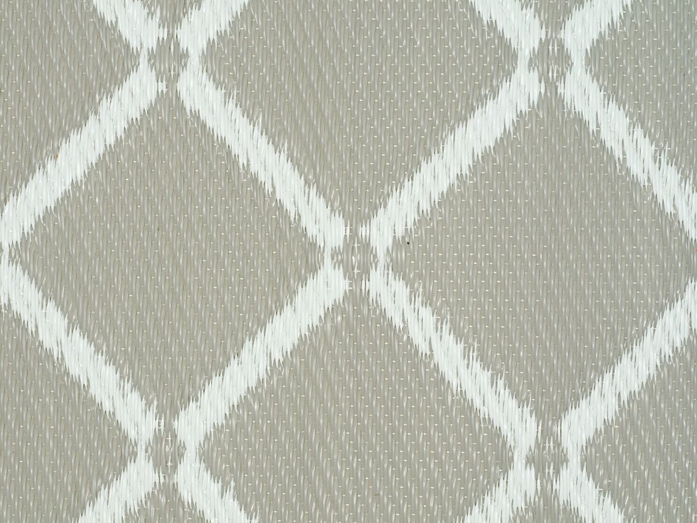 Grå bastmatta med dekorativt rutmönster.