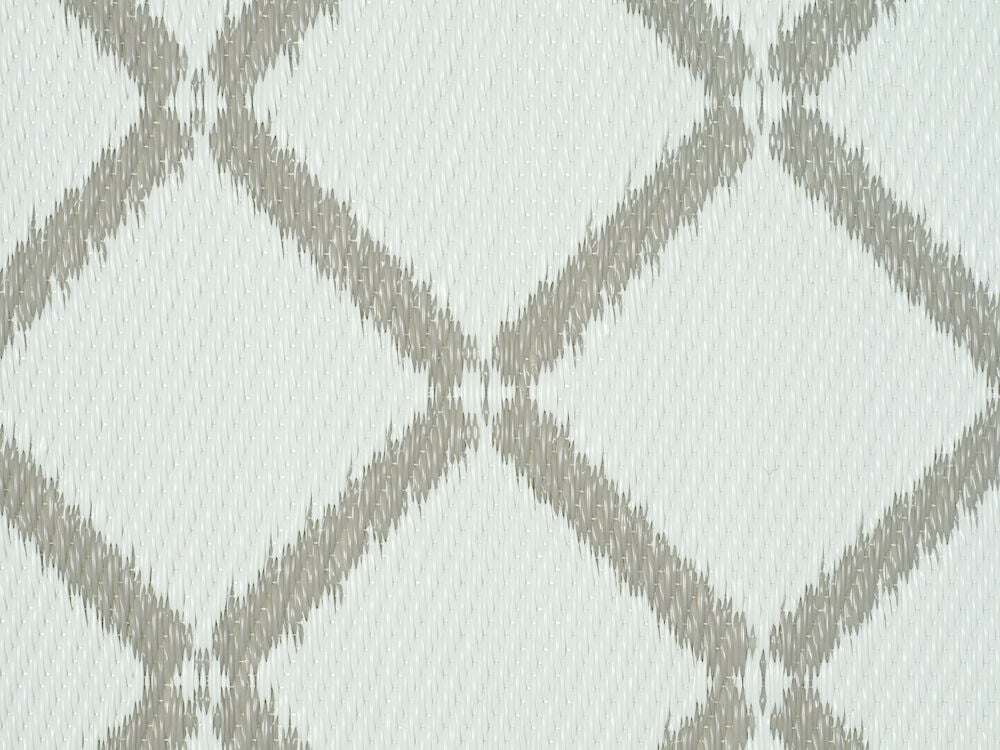 Grå bastmatta med dekorativt rutmönster.