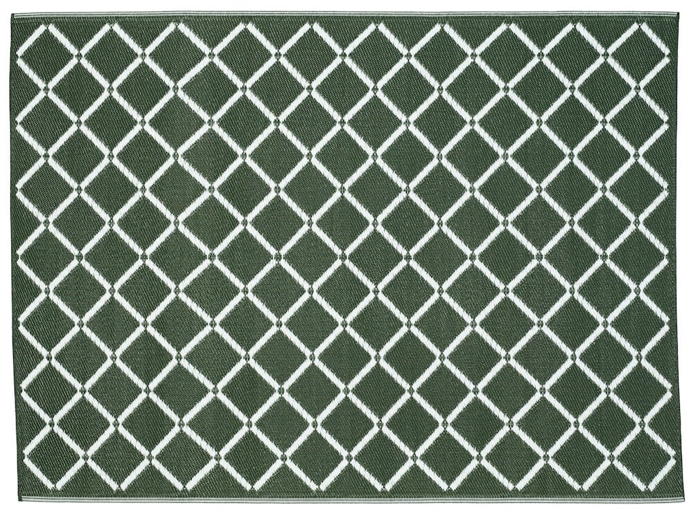 Grön bastmatta med dekorativt mönster utomhus.