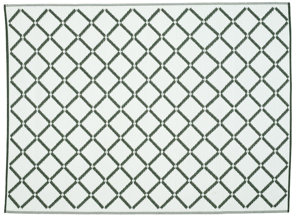 Grön bastmatta med dekorativt mönster utomhus.