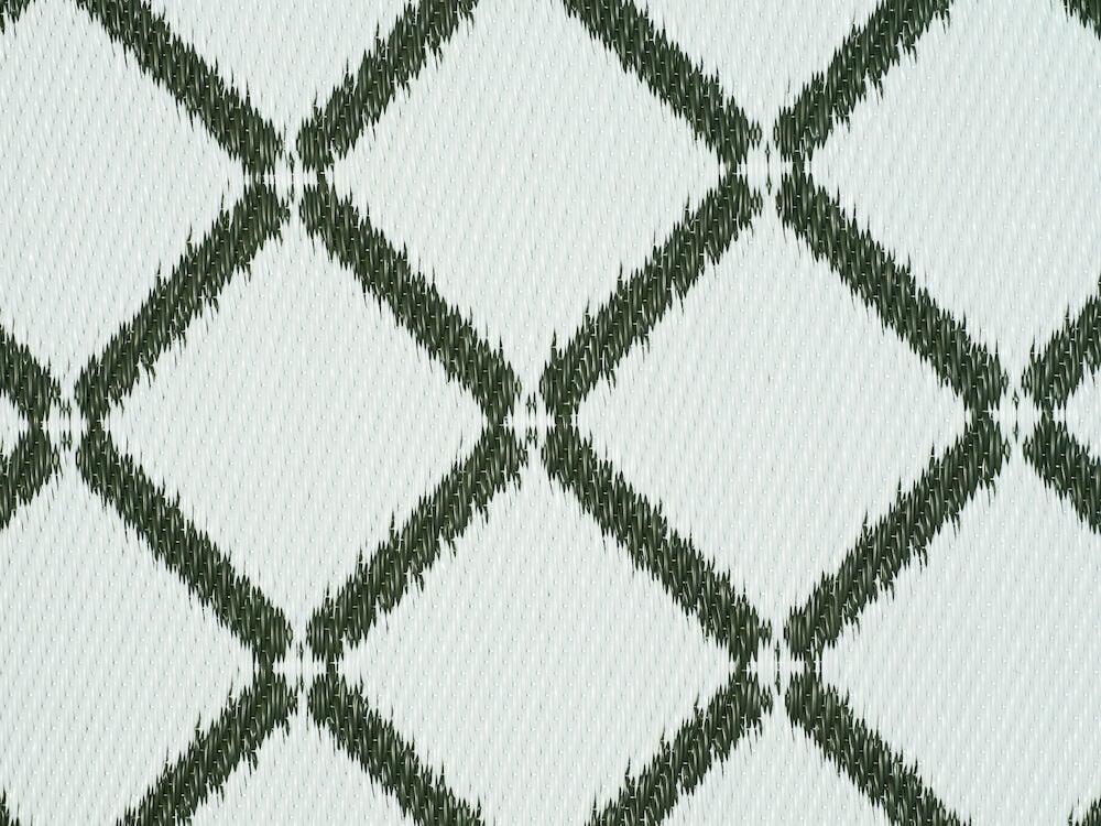 Grön och vit matta med rombmönster.