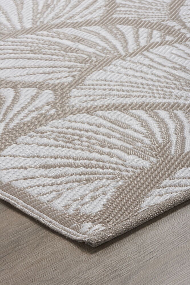 Beige bastmatta med mönster på trägolv.