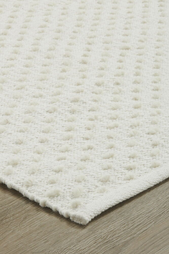 Vit gångmatta med popcornliknande små bollar.