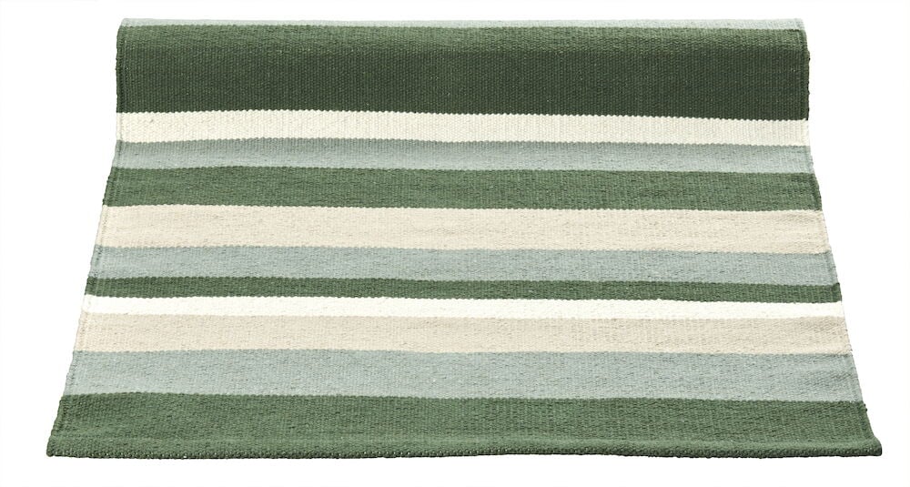 Gestreifter Teppich in grünen und weißen Tönen.