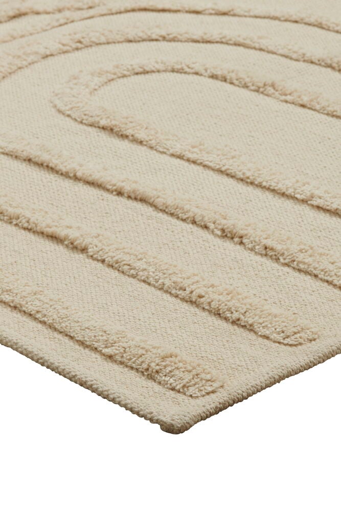 Beige gångmatta i bomull med böljande tuftat mönster.